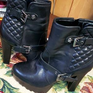 Cute ankle high heels  boots guess size 8/5 black used